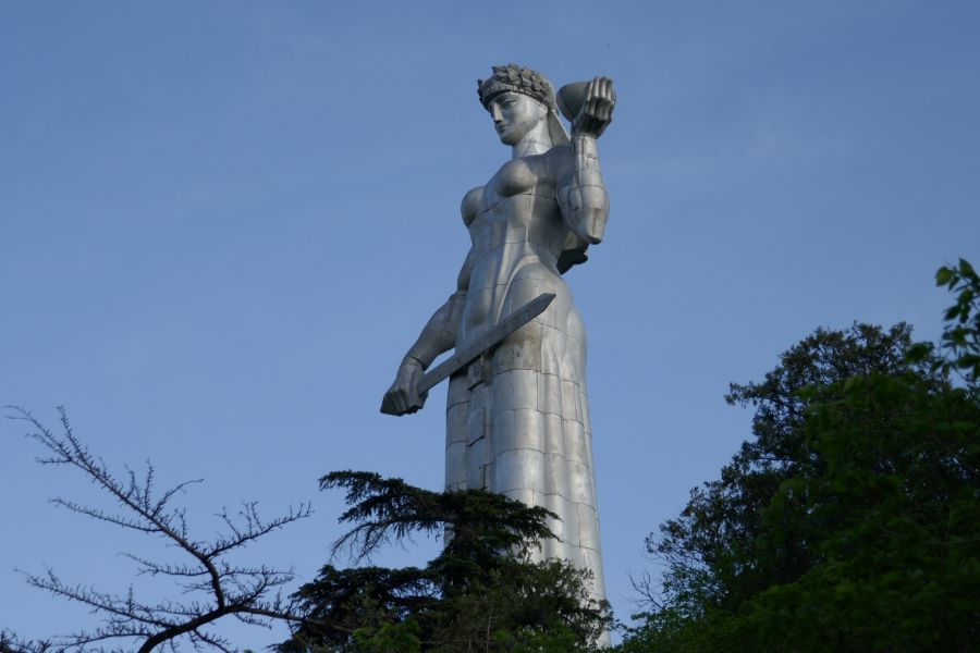 Anıt Kartlis Dada veya Gürcistan Ana - Tiflisin sembollerinden biri