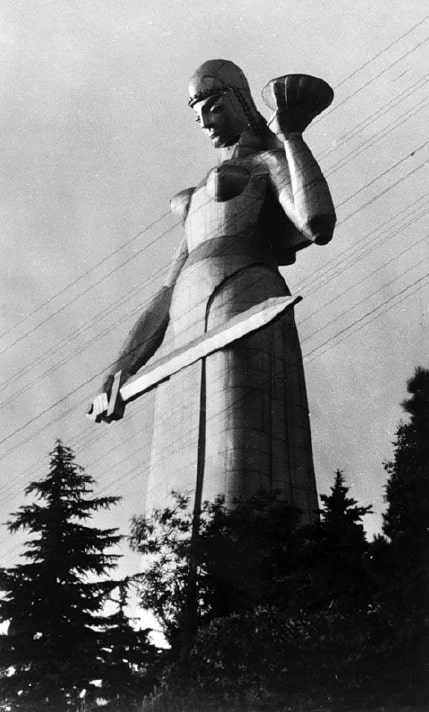 Anıt Kartlis Dada veya Gürcistan Ana - Tiflisin sembollerinden biri