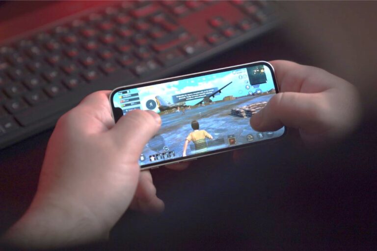 Best Screens for Movies and Gaming: Which Smartphone Should You Choose?